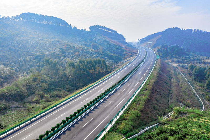 6.高速公路與群山相連，植被覆蓋率高，與原生態(tài)環(huán)境恢復有機結合.jpg