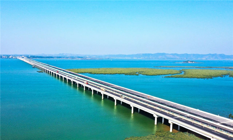 蘭州至?？诟咚俟窂V西欽州至北海段改擴(kuò)建工程鐵山港跨海特大橋.jpg