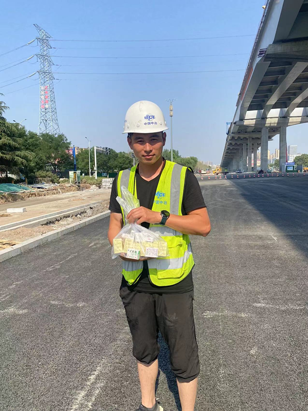 機械化施工公司為一線員工送清涼