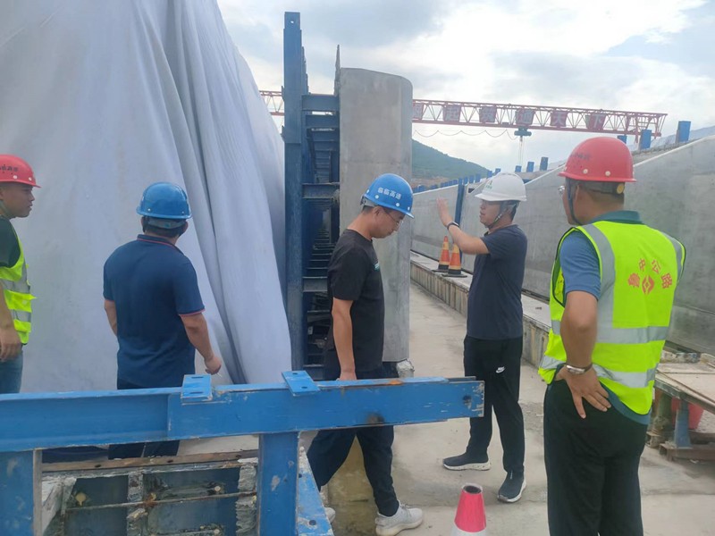 中莊綜合場站進(jìn)行梁板檢查_副本