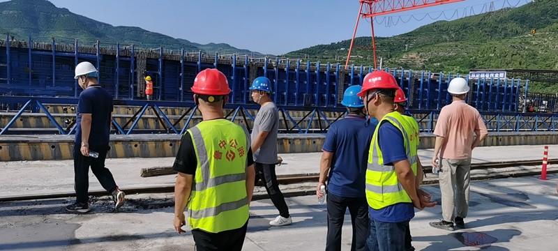 山東高速集團(tuán)建設(shè)公司相關(guān)領(lǐng)導(dǎo)及專家組對(duì)臨臨項(xiàng)目開展2022年第二季度平安工地安全咨詢活動(dòng)