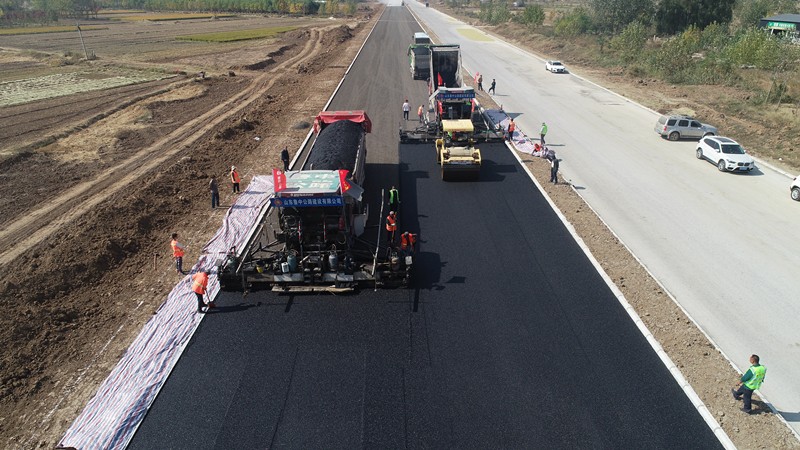 現(xiàn)場攤鋪及碾壓 (1)546w5Z_副本