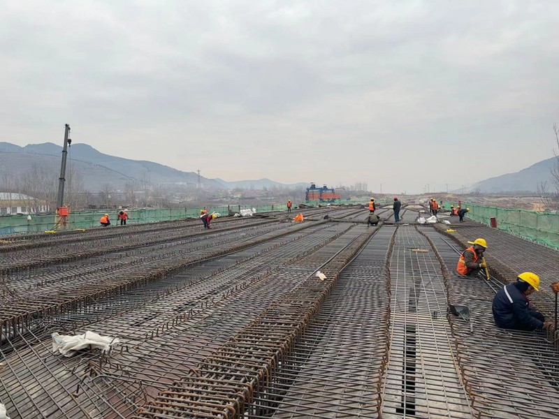 石溝大橋現(xiàn)澆箱梁頂板鋼筋綁扎_副本