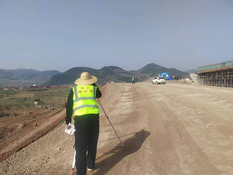 臨臨項(xiàng)目水穩(wěn)底基層試驗(yàn)路施工在沂源南互通C匝道順利展開