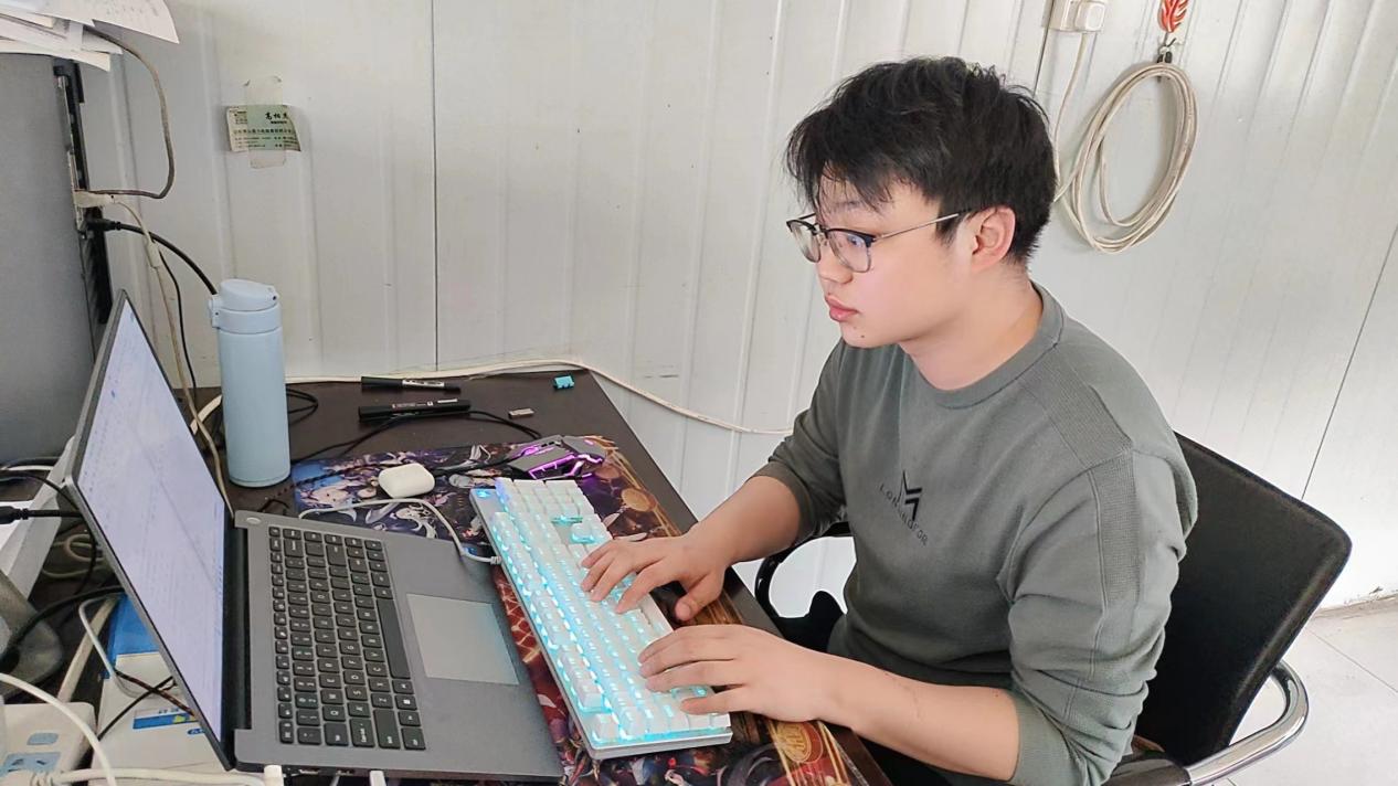 以熱愛創(chuàng)造世界，以青春不負(fù)年華