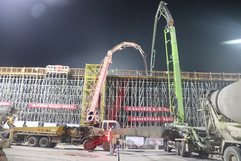 臨臨高速六標跨瓦日鐵路轉(zhuǎn)體橋2#墩1號塊順利澆筑完成