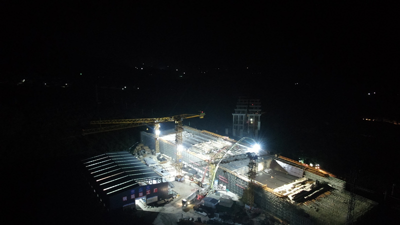 一夜的堅(jiān)守——記跨瓦日鐵路轉(zhuǎn)體橋2#墩1號塊值班