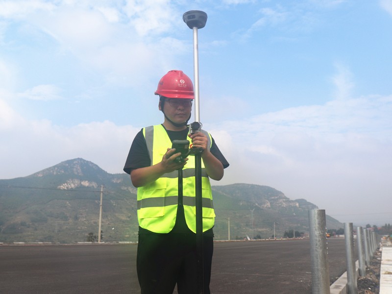 1、測(cè)量員侯風(fēng)濤用GPS進(jìn)行放樣_副本