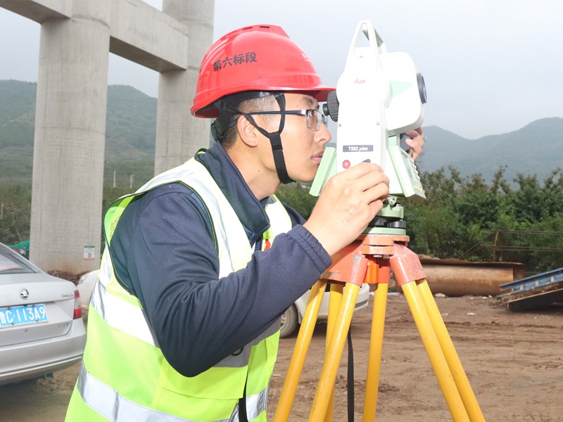 2、測(cè)量員孫垂斌正在瓦日鐵路公鐵立交處用全站儀進(jìn)行坐標(biāo)放樣_副本