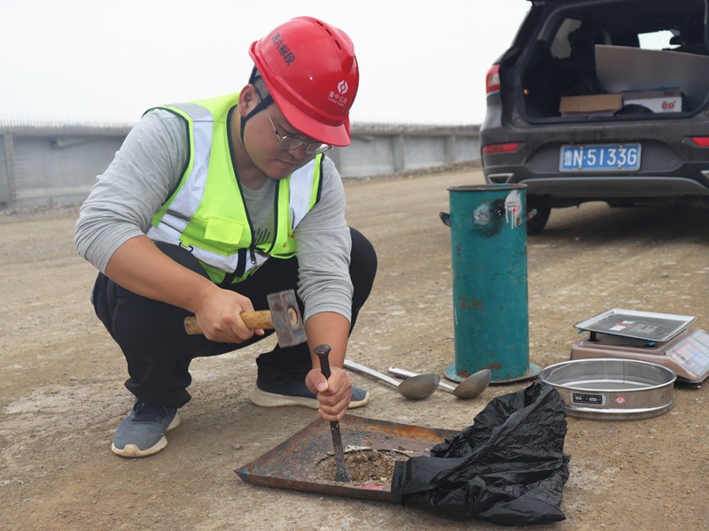 5、路基分部劉曉朋正在對(duì)路基做壓實(shí)度檢測(cè)試驗(yàn)_副本