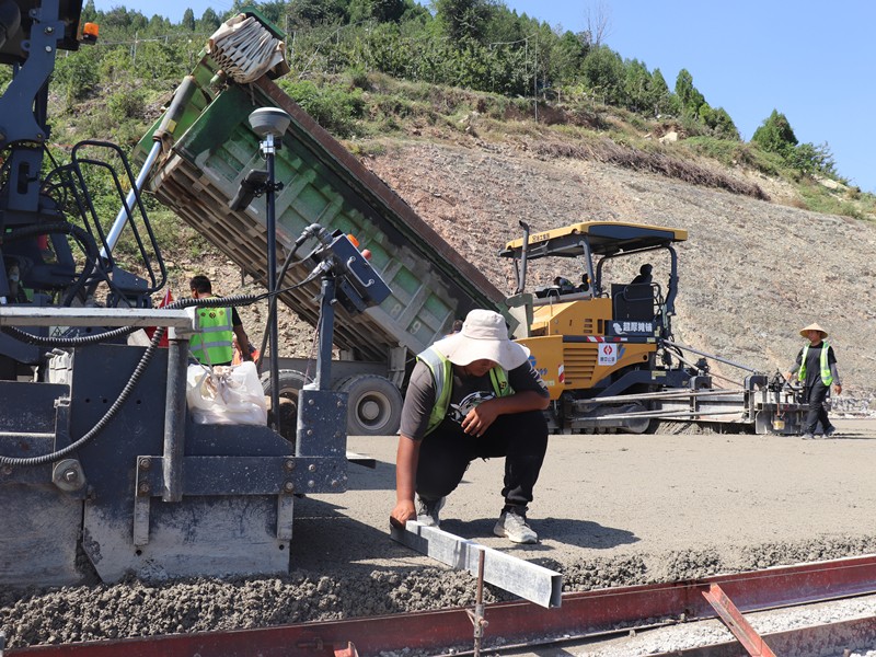 1、基層施工隊(duì)長(zhǎng)劉偉琪量線高復(fù)核攤鋪質(zhì)量_副本