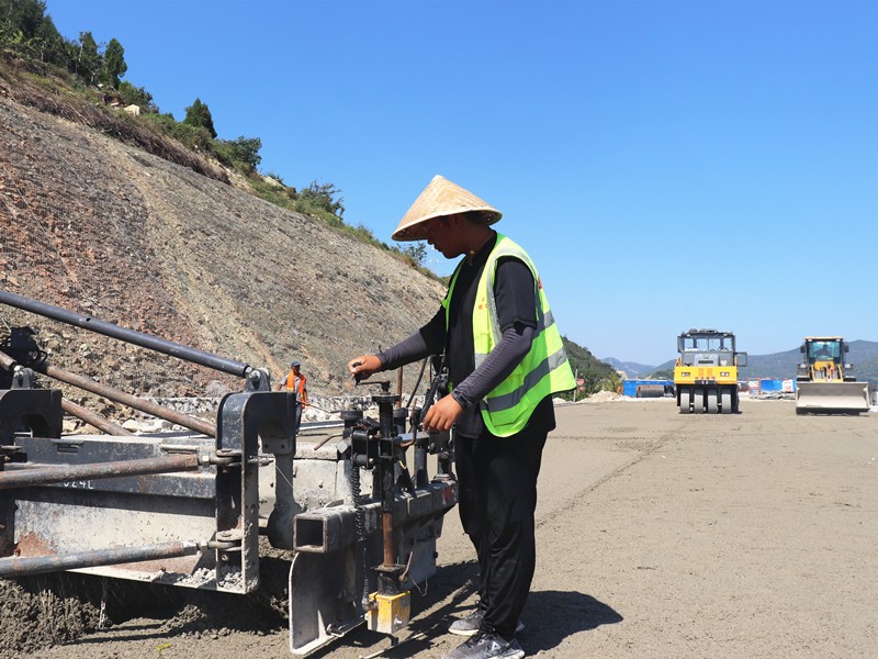 2、基層施工員鄭曰發(fā)根據(jù)現(xiàn)場(chǎng)實(shí)際微調(diào)攤鋪機(jī)控制攤鋪質(zhì)量_副本