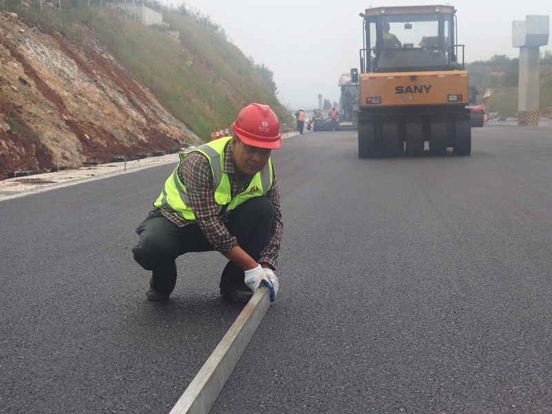 6、油層施工員焦延峰隨時(shí)檢查、處理壓實(shí)平整度_副本