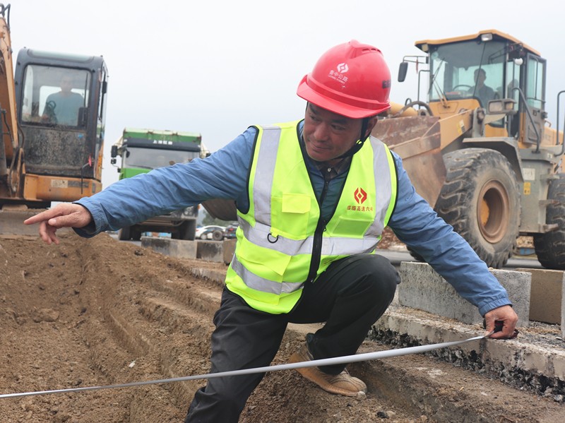 7、路面分部副經(jīng)理馮世棟正在指揮清理中分帶雜物及復(fù)核寬度_副本