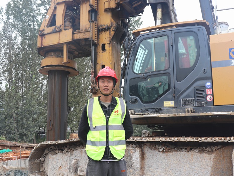 2、施工員郭健超堅(jiān)守在Y021分離立交橋施工處_副本