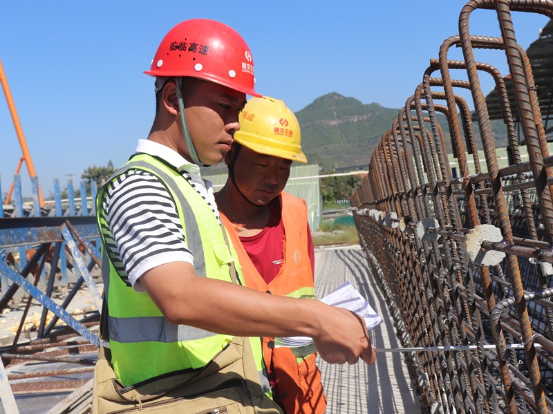 3、技術(shù)員孫鳳斌在中莊梁場(chǎng)與工人做技術(shù)檢查、交底_副本