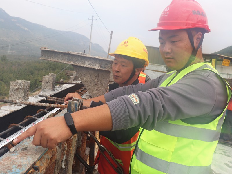 4、施工員程化強(qiáng)在瓦日鐵路公鐵立橋檢測(cè)護(hù)欄鋼筋間距、模板安裝_副本