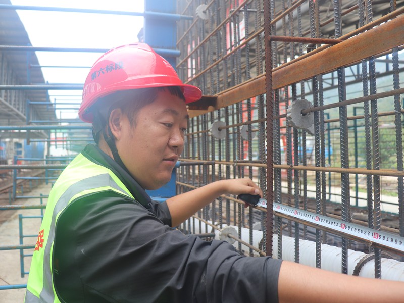 5、施工員任國(guó)相在梁場(chǎng)檢查鋼筋籠鋼筋間距_副本