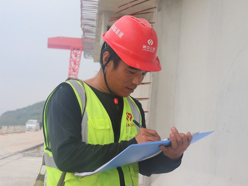 6、施工員徐永文在北安樂(lè)梁場(chǎng)檢查成品梁質(zhì)量_副本