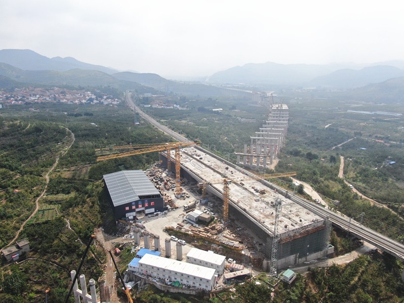 6、瓦日轉(zhuǎn)體橋?yàn)?0月華麗轉(zhuǎn)體做沖刺準(zhǔn)備_副本