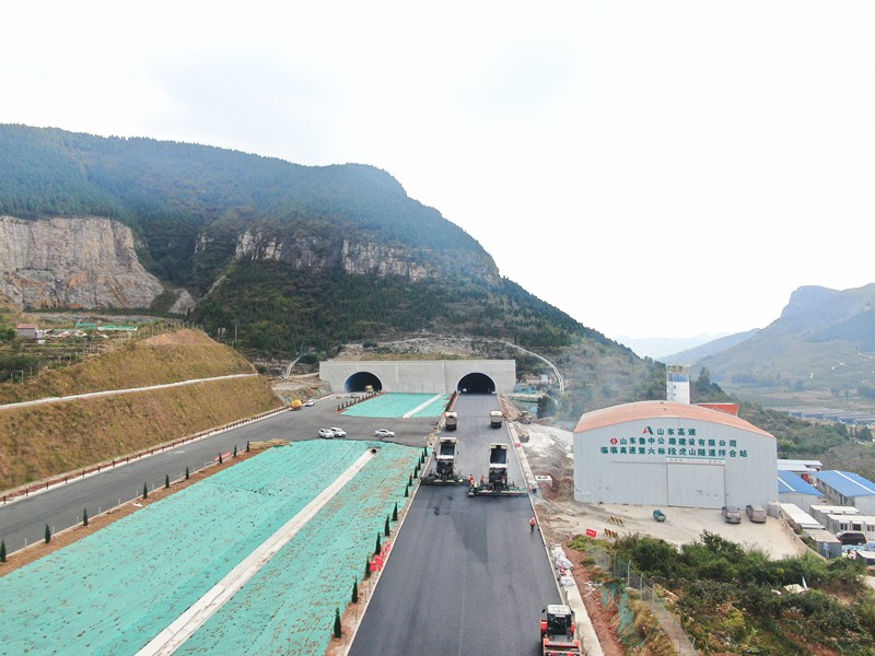 臨臨高速六標(biāo)進(jìn)入瀝青上面層施工階段　吹響“路面施工沖鋒號”