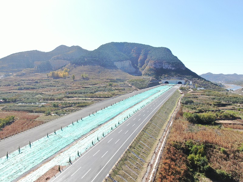 做好標(biāo)線施工 扮靚大美臨臨