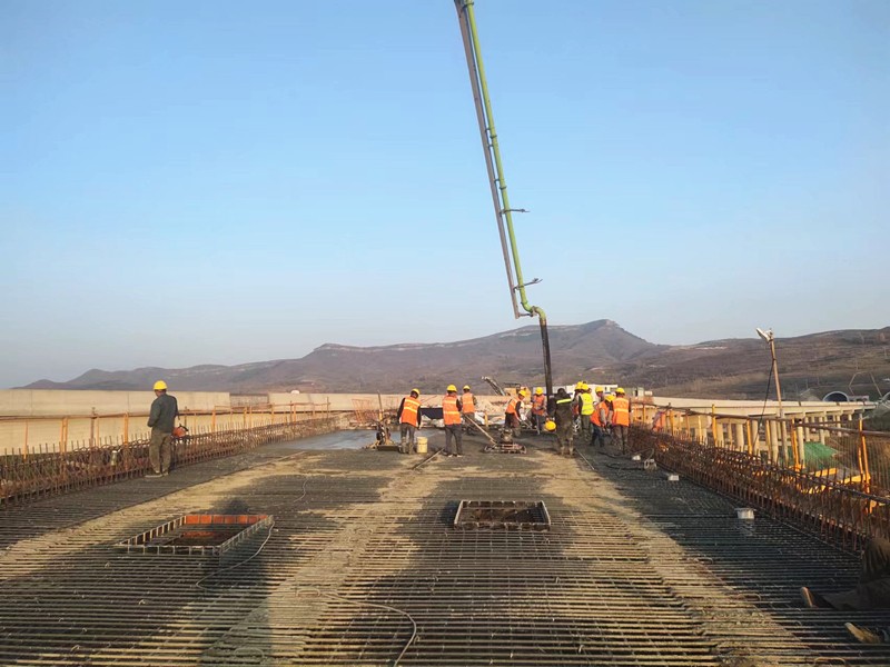 魯山南互通立交現(xiàn)澆梁第四聯(lián)混凝土順利澆筑完成