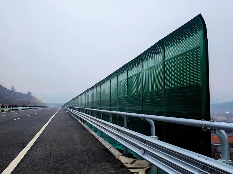 臨臨高速六標(biāo)交安、綠化和附屬防護(hù)工程施工掀起大干熱潮