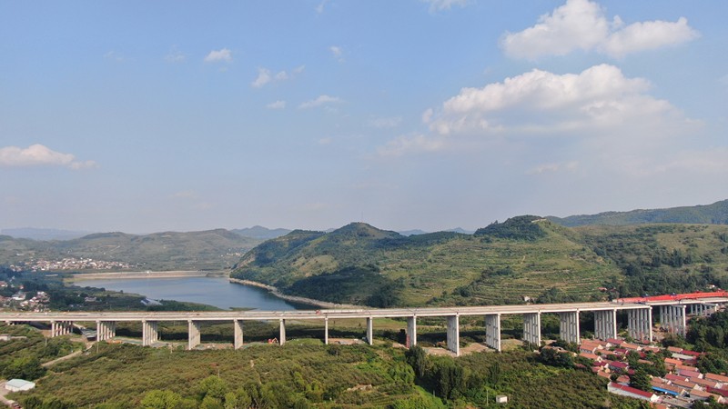 9-1、9月7日臨臨高速項目翟家莊大橋T梁順利架設完畢_副本