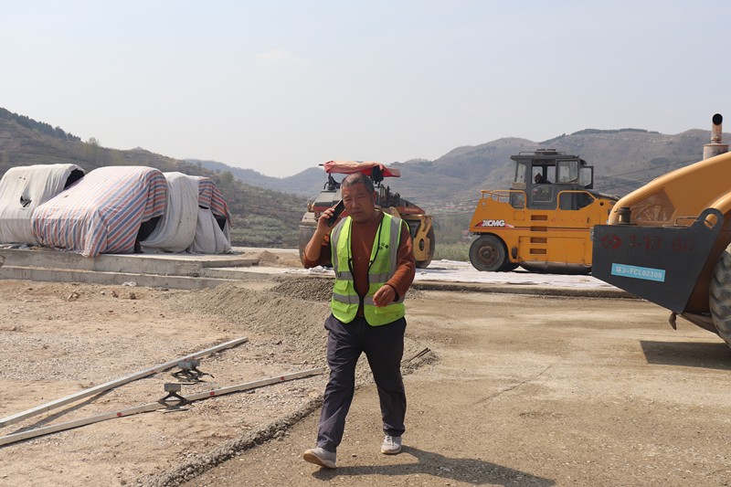 機務(wù)科長丁修濤電話溝通工作事宜_副本