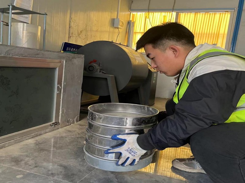 年輕的我們：高青拌合站試驗(yàn)室