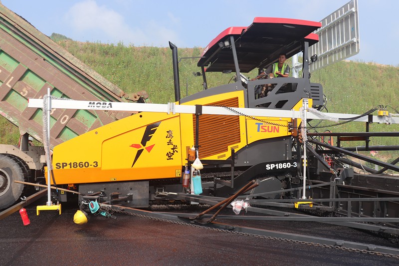 攤鋪機(jī)操作焦浩偉_副本