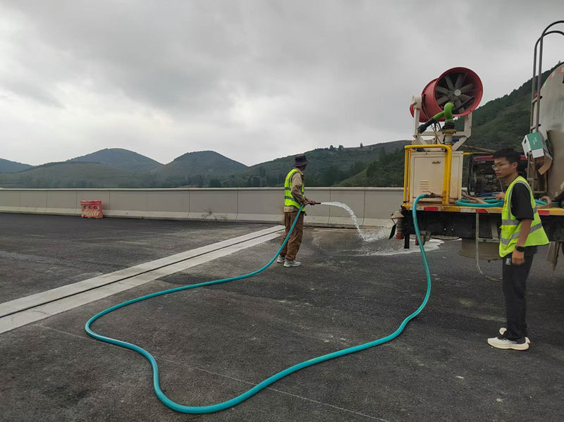 水車清掃路面——孫垂斌（左）、王鵬程（右）_副本