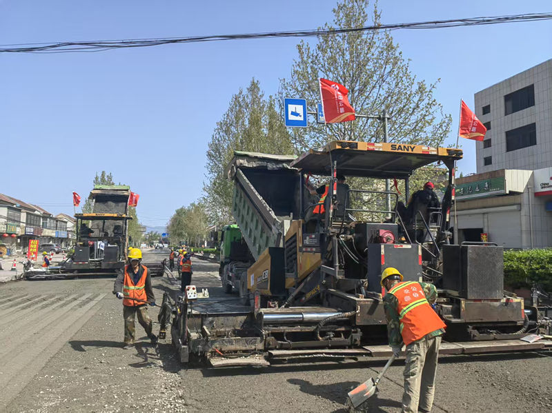 電視臺(tái)對(duì)S510泉王線路面改造提升項(xiàng)目進(jìn)行專題采訪
