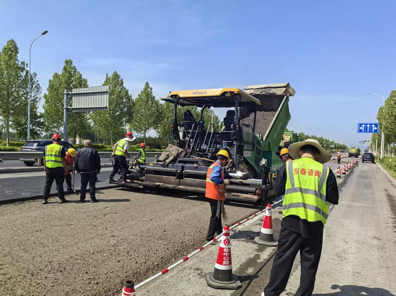 【一提三?！縂309青蘭線張周段基層攤鋪施工圓滿完成