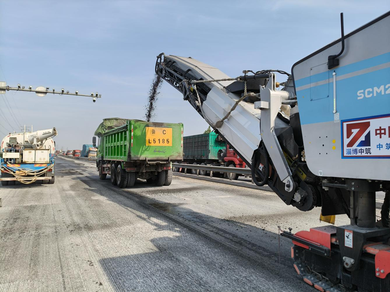 戰(zhàn)高溫保進(jìn)度，S102 項目建設(shè)者用汗水跑出加速度