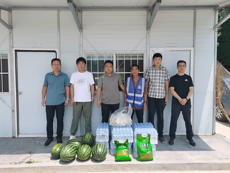 夏季送清涼、慰問暖人心---公司領(lǐng)導(dǎo)慰問煙臺快速路一線職工