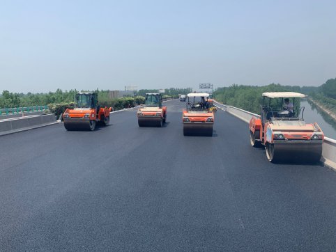 第二工程公司G2項(xiàng)目左幅中面層全部鋪設(shè)完成