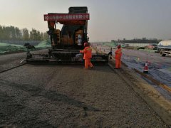 高鐵新城站東路水泥穩(wěn)定碎石基層試驗段成功攤鋪