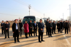 郯城縣委書記劉連棟帶隊(duì)觀摩郯城沭河大橋項(xiàng)目