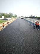 響鞭催快馬，能者挑重?fù)?dān) ——京滬高速公路改擴(kuò)建工程十標(biāo)柔性基層試驗路攤鋪