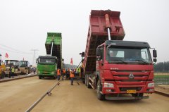 新寧項(xiàng)目水穩(wěn)底基層試驗(yàn)段攤鋪順利完成