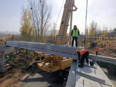 青蘭二標(biāo)首片梁板安裝到位