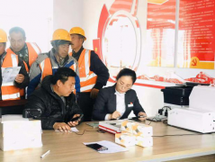 青蘭項(xiàng)目部與工行聯(lián)合為農(nóng)民工開卡送“?！? /> 
          </div> 
         </div> 
         <div   id=