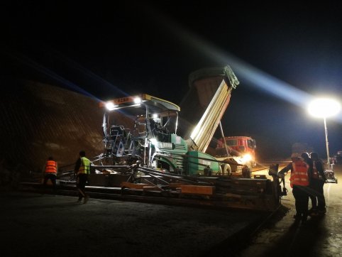利用良好天氣，爭分奪秒搶進度