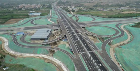 淄博市魯山大道-魯泰大道互通立交橋主線橋順利通車(chē)