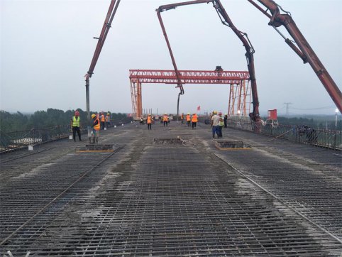 興隆莊特大橋第10聯(lián)右幅第1、2孔現(xiàn)澆箱梁順利完成澆筑