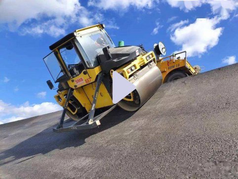 瀝青攤鋪，從國外引進的技術，國內最高汽車高速曲面跑道