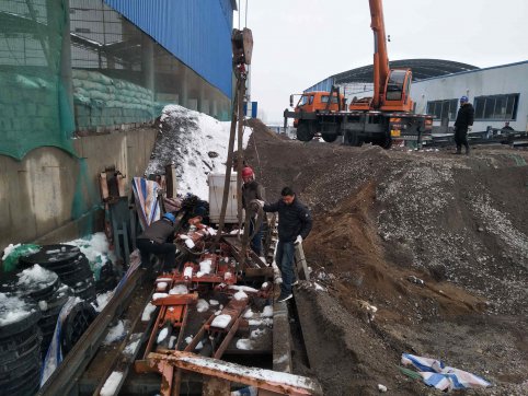 【抓作風(fēng) 創(chuàng)效益】彎下身子動(dòng)手干  節(jié)省成本增效益