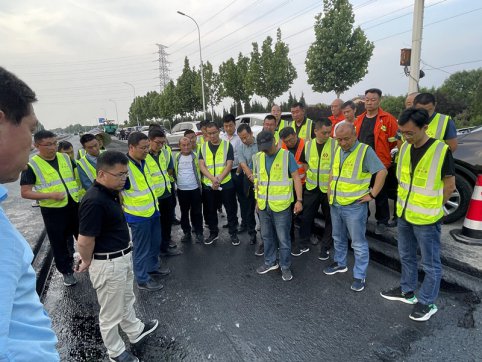 【抓作風 創(chuàng)效益】公司組織召開G205工地現(xiàn)場會